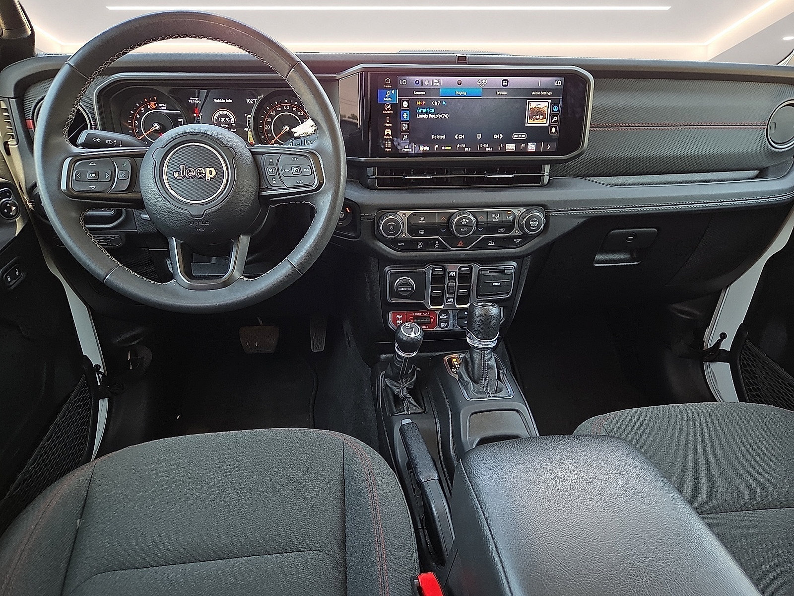 Used 2025 Jeep Wrangler Unlimited Rubicon AWD/4WD image 11