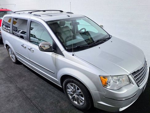 Used 2008 Chrysler Town & Country Limited w/ Entertainment Group #3 FWD image 35