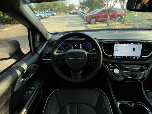 Used 2026 Chrysler Pacifica Limited w/ S Appearance Package FWD image 12
