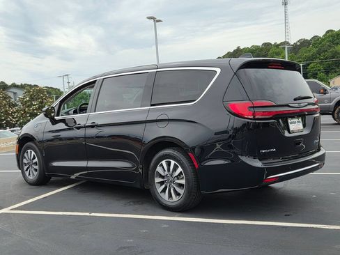 Used 2024 Chrysler Pacifica Limited FWD image 3