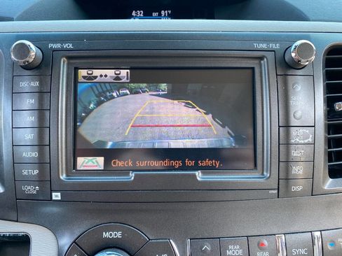 Used 2013 Toyota Sienna XLE w/ Premium Pkg image 16