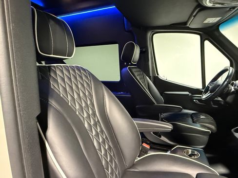 Used 2024 Mercedes-Benz Sprinter 2500 image 31