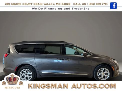 Used 2017 Chrysler Pacifica Touring-L w/ Tire & Wheel Group FWD image 3