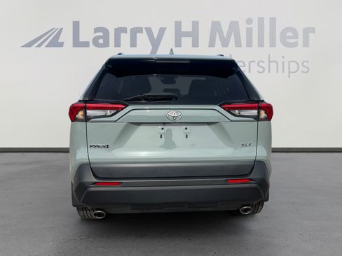 Used 2022 Toyota RAV4 XLE Premium image 4