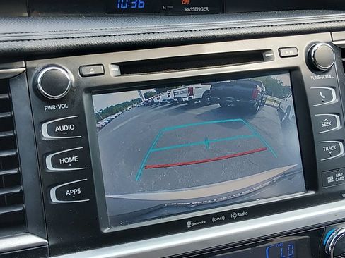 Used 2019 Toyota Highlander XLE FWD image 19