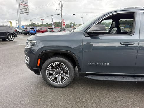 Used 2023 Jeep Wagoneer 4WD w/ Premium Group I image 11