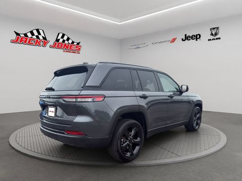 Used 2023 Jeep Grand Cherokee Altitude AWD/4WD image 11
