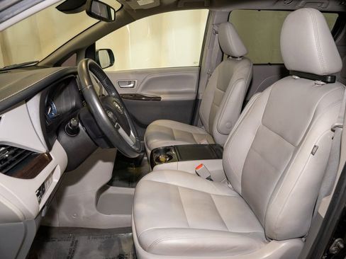 Used 2020 Toyota Sienna XLE image 11