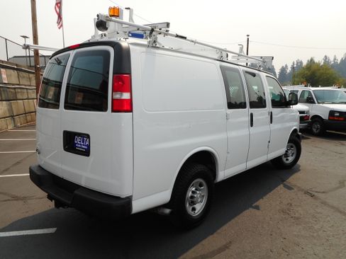 Used 2016 Chevrolet Express 2500 w/ Cold Climate Package RWD image 12
