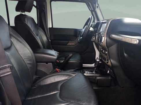 Used 2017 Jeep Wrangler Unlimited Sahara image 34