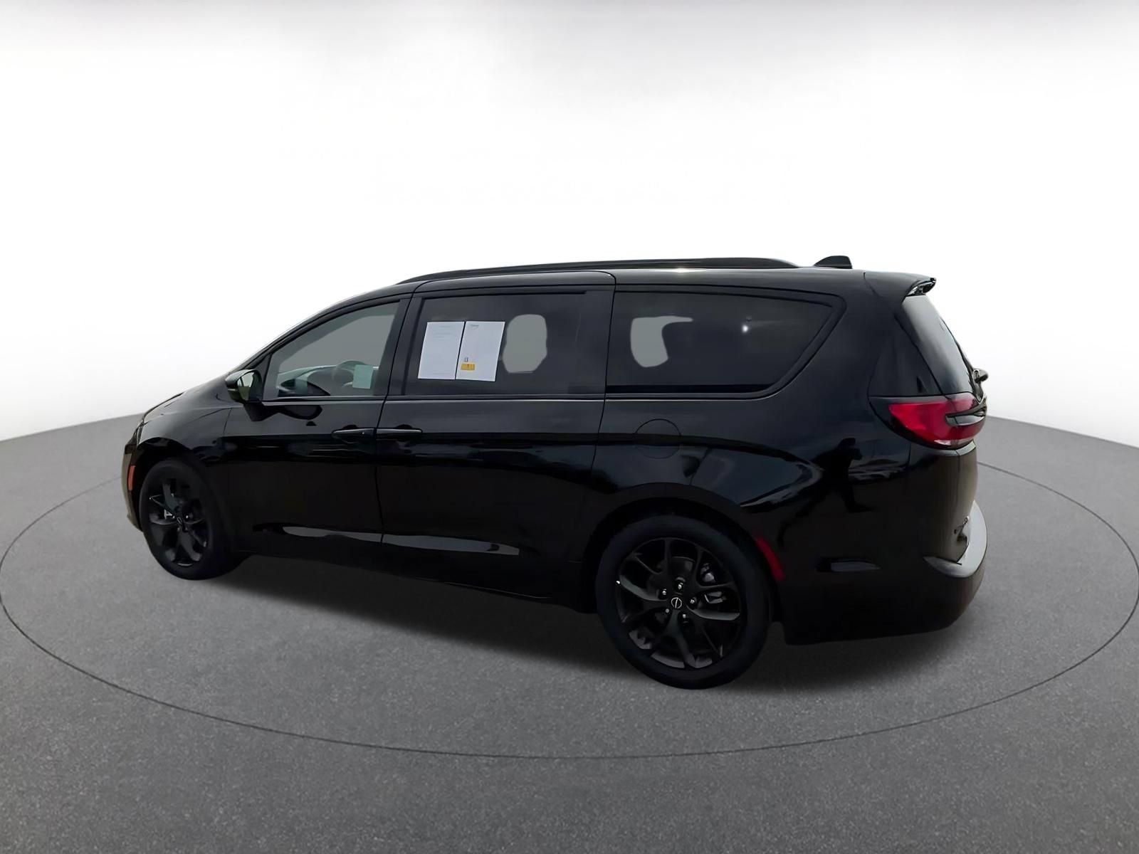 Used 2025 Chrysler Pacifica Limited FWD image 9
