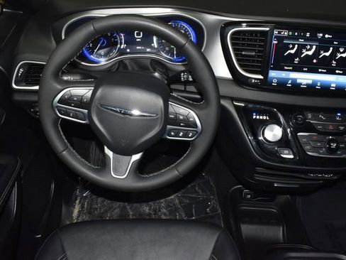 Certified 2025 Chrysler Pacifica Select image 14