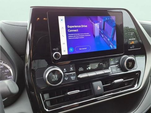 Used 2024 Toyota Highlander LE FWD image 26