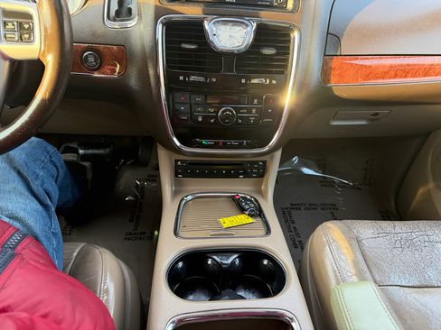 Used 2011 Chrysler Town & Country Limited image 17