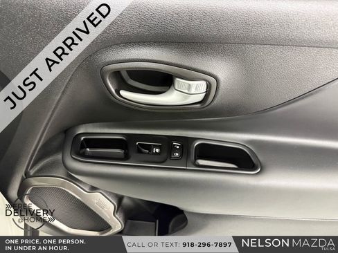Used 2023 Jeep Renegade Latitude AWD/4WD image 46