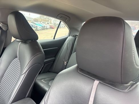 Used 2018 Toyota Camry XLE image 9