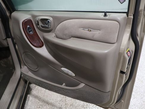 Used 2003 Chrysler Town & Country Limited image 22