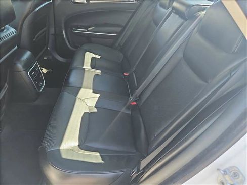 Used 2018 Chrysler 300 Limited image 17