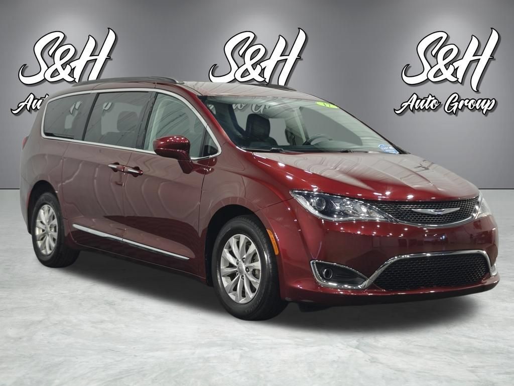 Used 2017 Chrysler Pacifica Touring-L FWD image 2