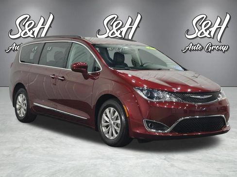 Used 2017 Chrysler Pacifica Touring-L FWD image 2