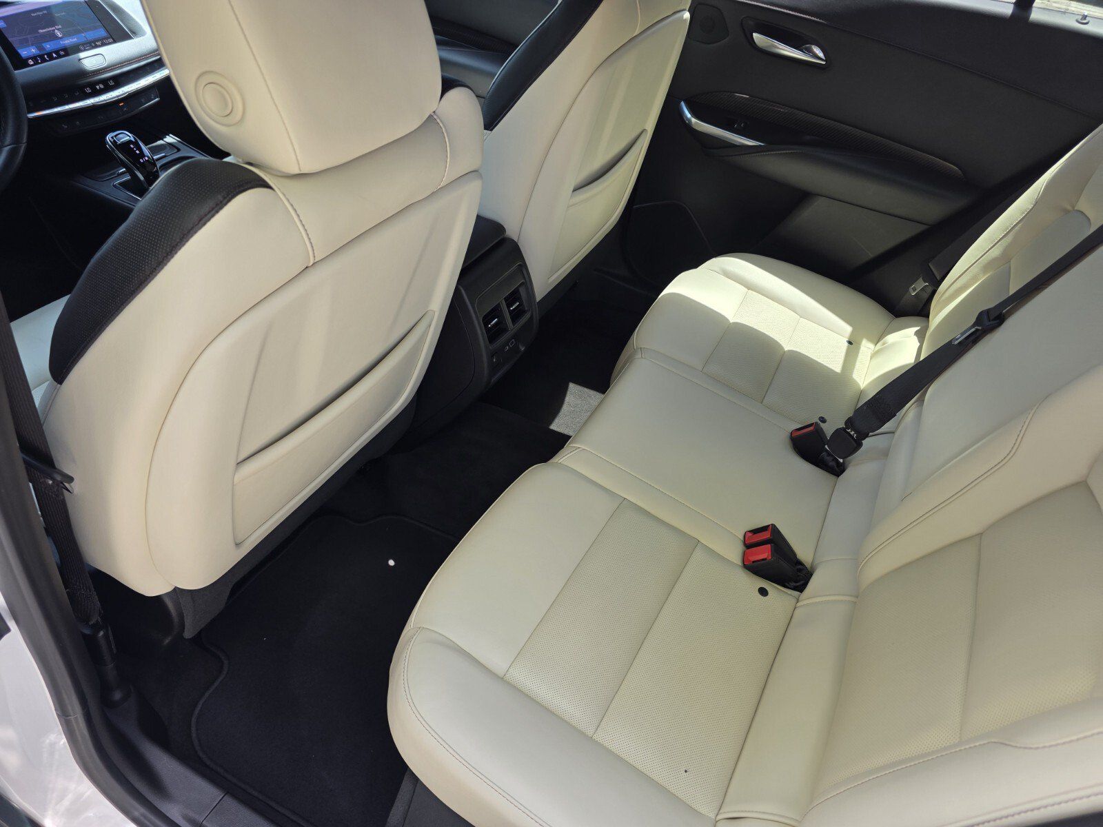 Used 2022 Cadillac XT4 Sport w/ LPO, ONYX Package FWD image 16
