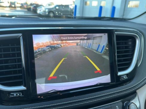 Used 2022 Chrysler Pacifica Touring-L image 35