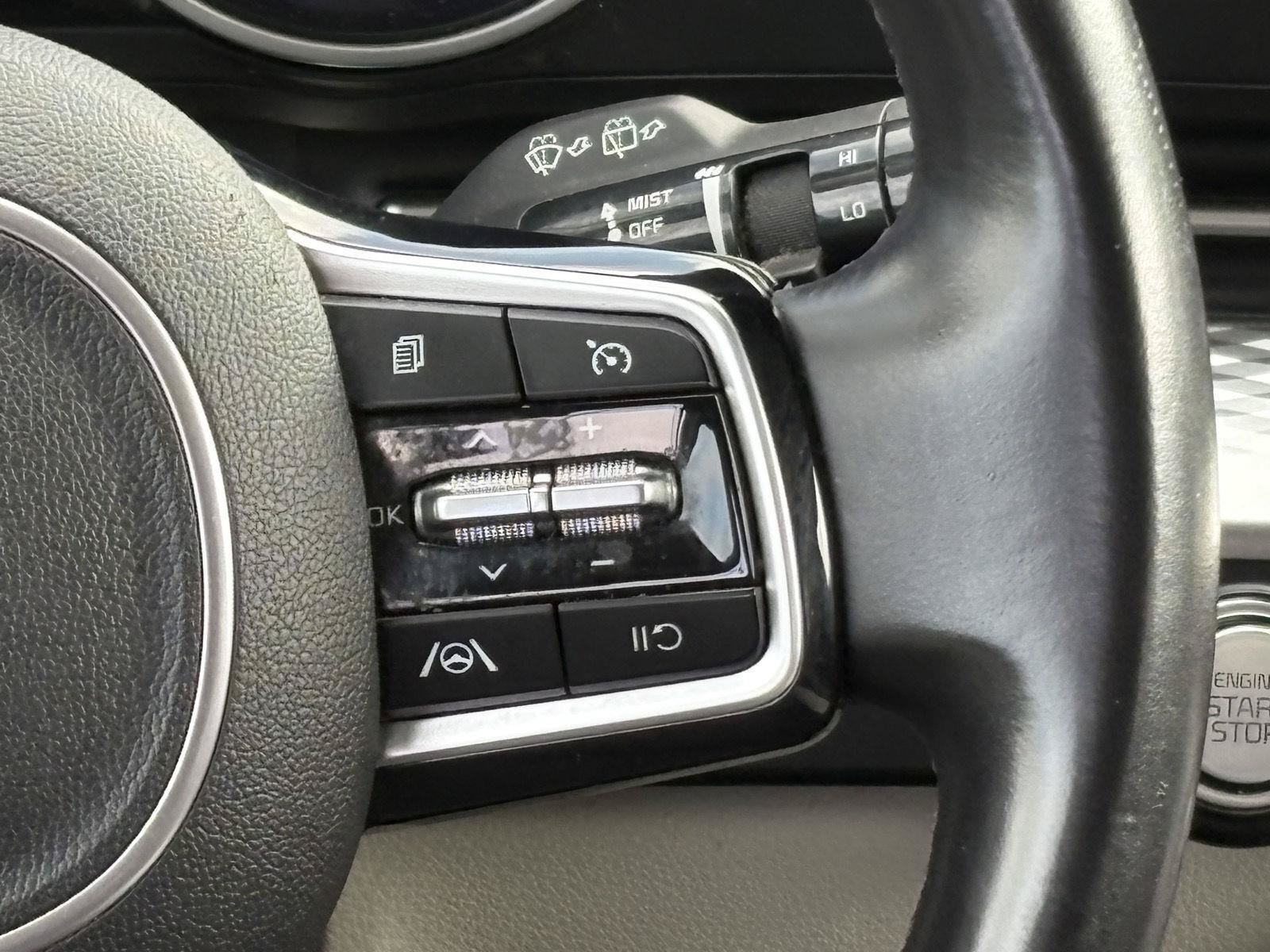 Used 2023 Kia Carnival LX FWD image 10