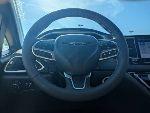 Used 2025 Chrysler Pacifica Select FWD image 21
