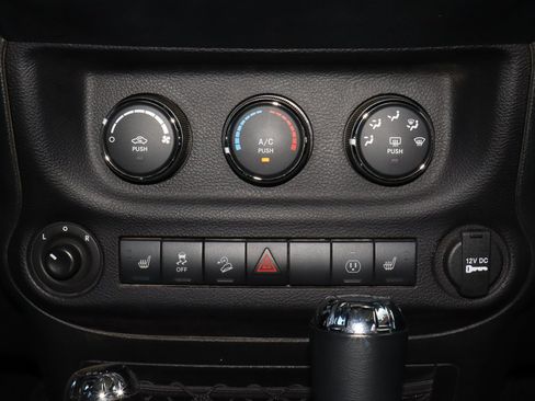 Used 2018 Jeep Wrangler Unlimited Rubicon w/ Connectivity Group AWD/4WD image 11