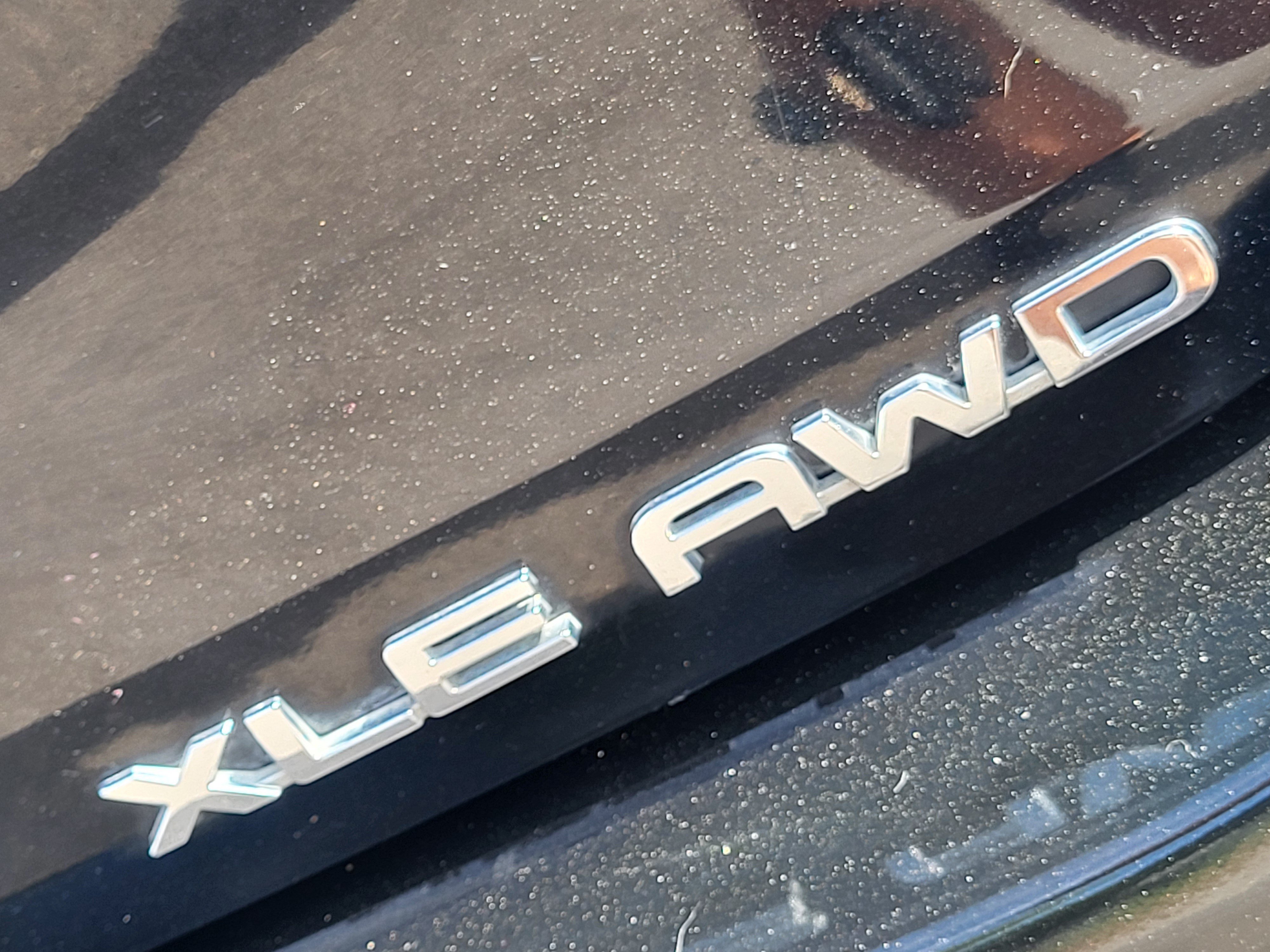 Used 2022 Toyota Highlander XLE AWD/4WD image 9