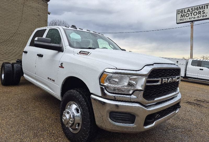 Used 2022 RAM 3500 Tradesman w/ Chrome Appearance Group AWD/4WD image 5