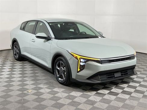 Used 2025 Kia K4 LXS image 2