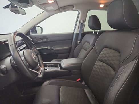 Used 2024 Nissan Pathfinder SV image 6