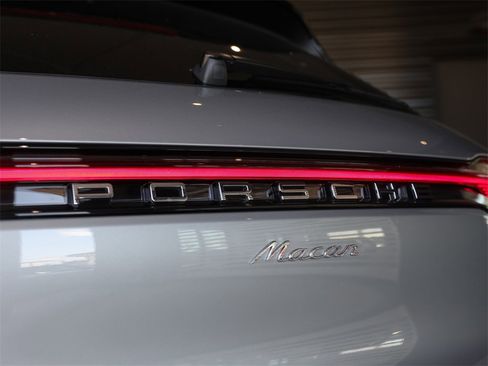 Certified 2025 Porsche Macan image 14