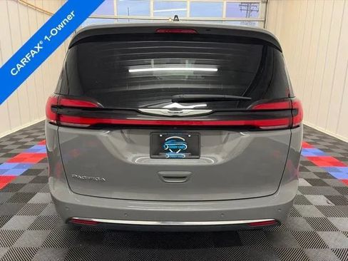 Used 2025 Chrysler Pacifica Select FWD image 4