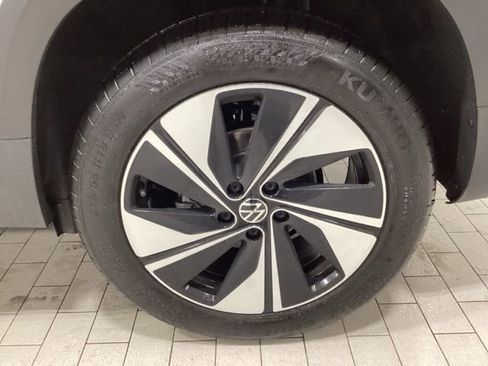 Certified 2025 Volkswagen Taos SE image 28