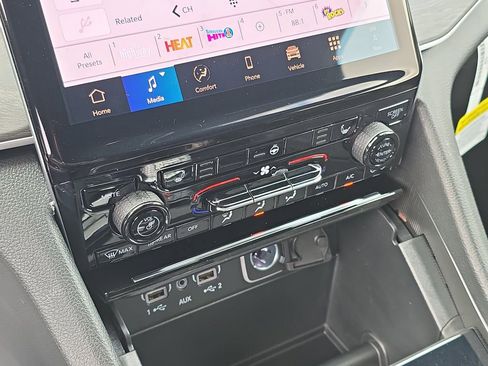 New 2025 Jeep Grand Cherokee Limited w/ Black Appearance Package image 22