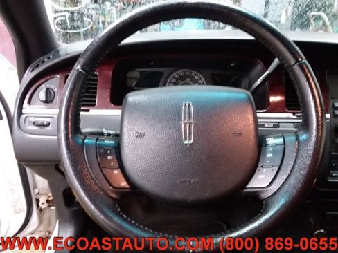 Used 2005 Lincoln Town Car Executive image 11