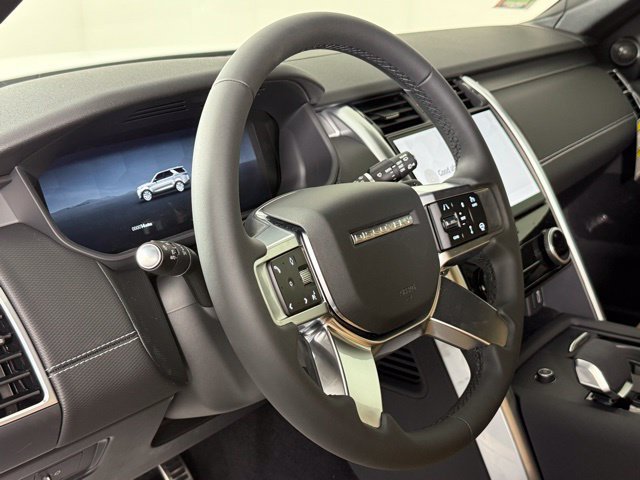 Used 2026 Land Rover Discovery Dynamic SE AWD/4WD image 15