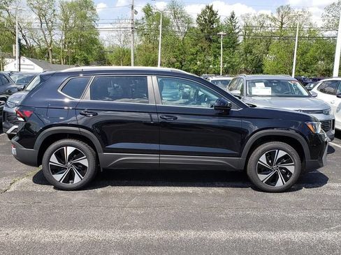 New 2026 Volkswagen Taos SE AWD/4WD image 2