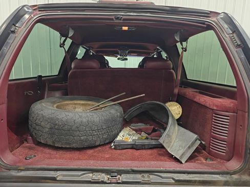Used 1999 Chevrolet Suburban LS image 32