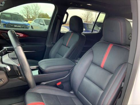 Used 2024 Chevrolet Traverse RS image 8