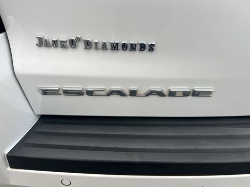Used 2018 Cadillac Escalade Platinum image 12