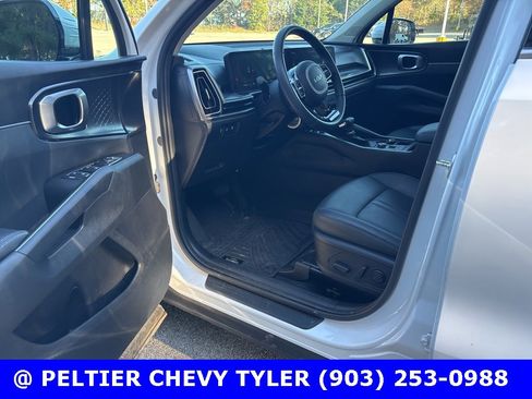 Used 2025 Kia Sorento EX w/ Panoramic Sunroof Package image 10