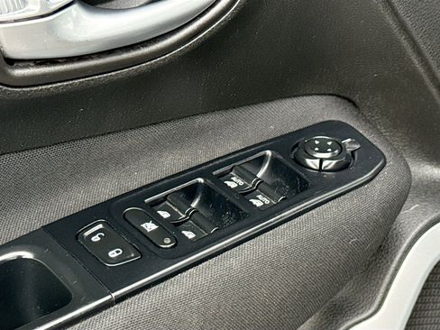 Used 2018 Jeep Renegade Sport w/ Power & Air Group image 8