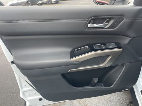 New 2025 Nissan Pathfinder Platinum image 9