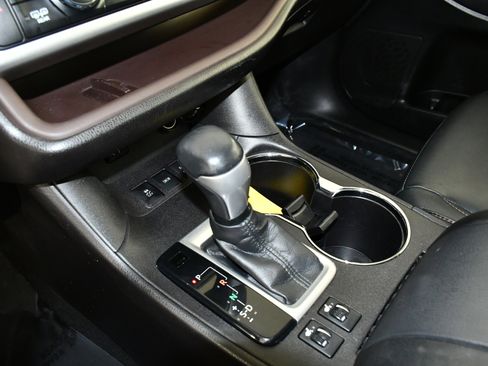 Used 2016 Toyota Highlander XLE image 30