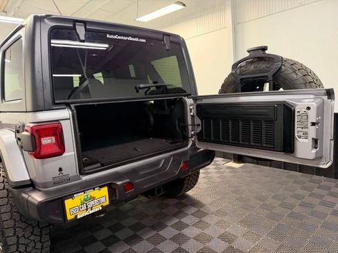 Used 2018 Jeep Wrangler Unlimited Sahara w/ Uconnect 4C Nav & Sound Group AWD/4WD image 30