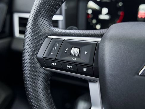 Used 2025 Mitsubishi Outlander SEL image 35