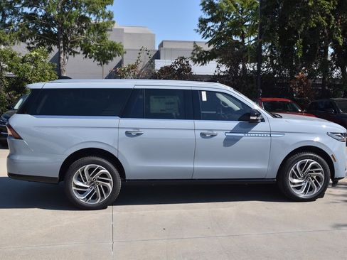 New 2025 Lincoln Navigator L Reserve image 5